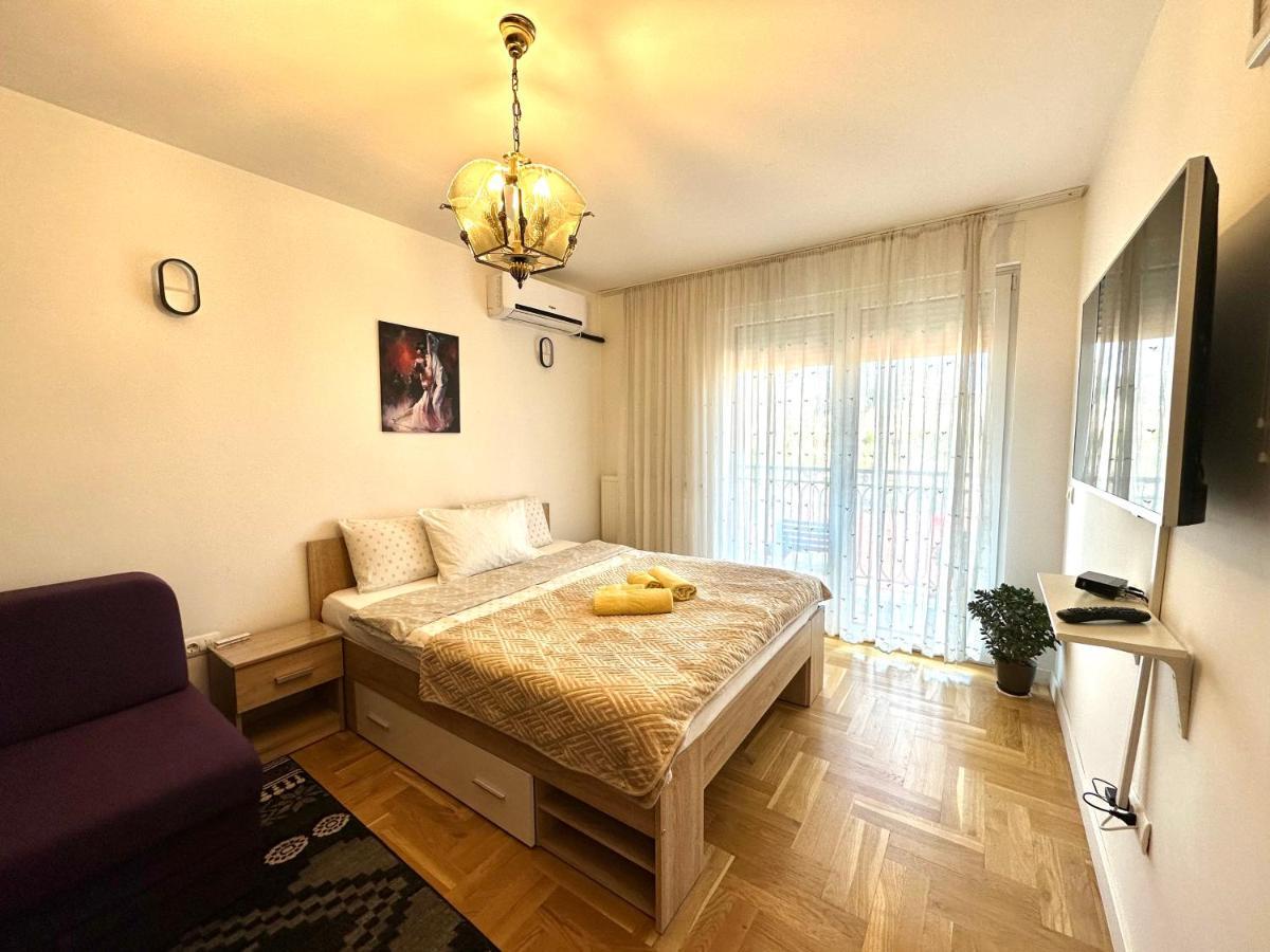 Yellowhouse Prishtine Bagian luar foto
