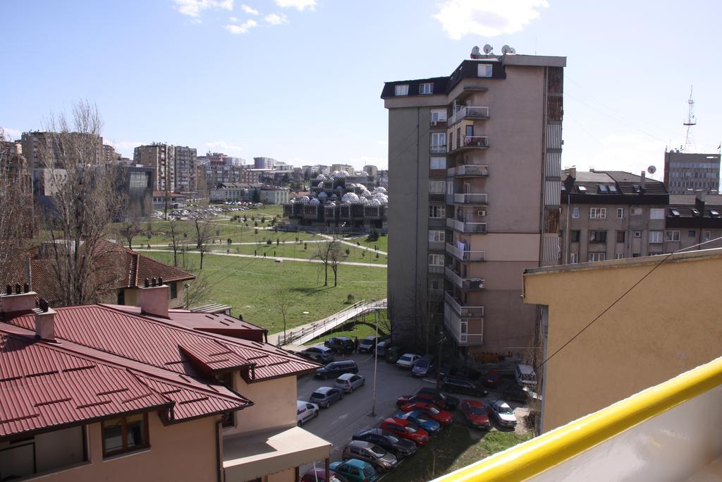 Yellowhouse Prishtine Bagian luar foto